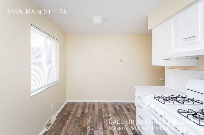 Building Photo - Fall In Love With This Two bedroom Townhom...