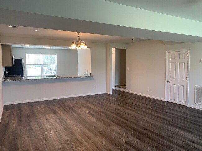 Foto del edificio - Spacious 3-Bedroom End-Unit Townhouse – Ap...