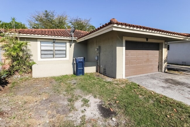 Building Photo - 1220 SW 136th Pl