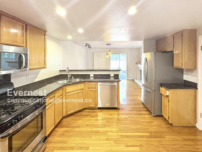 Building Photo - 473 S Clovercrest Ln