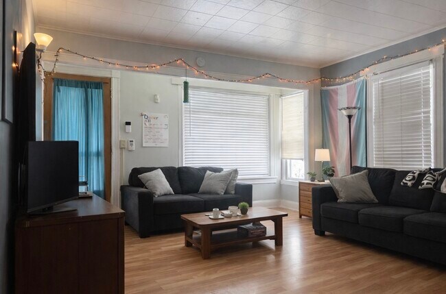 Building Photo - 19 Walnut St