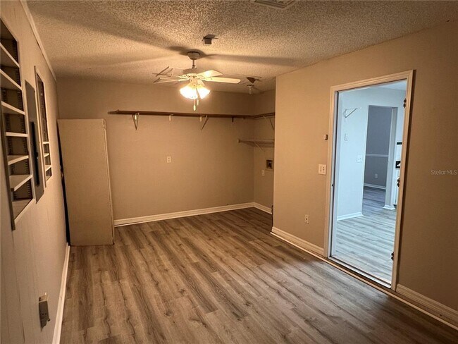 Foto del edificio - 8108 Tom Sawyer Dr