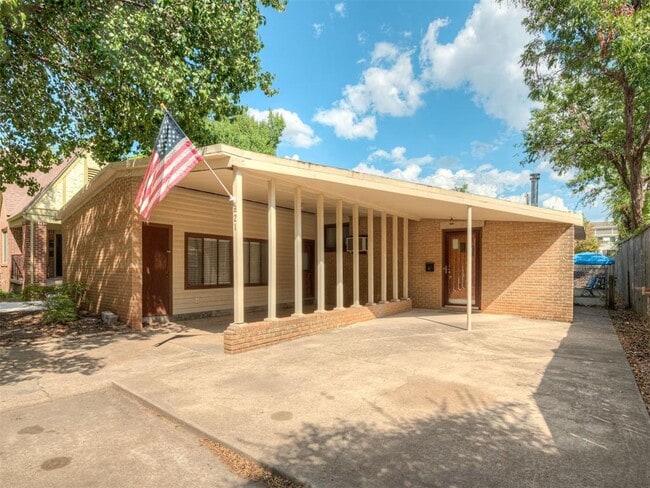 Building Photo - 921 S Lahoma Ave