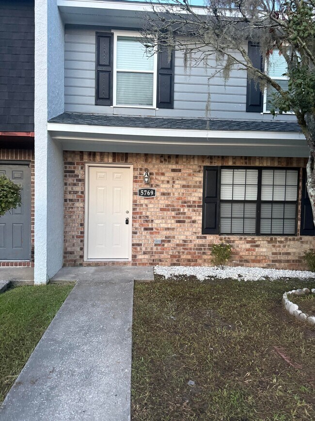 Foto del edificio - 5769 Dewsbury Ln