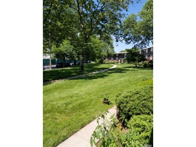 Foto principal - 125 Hempstead Gardens Dr