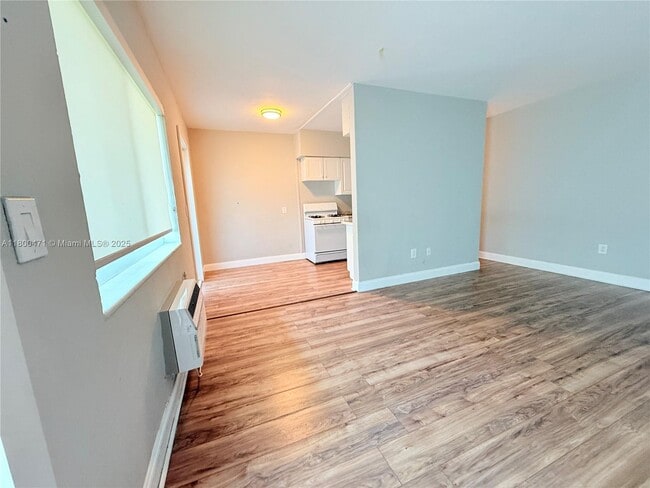 Building Photo - 9270 E Bay Harbor Dr