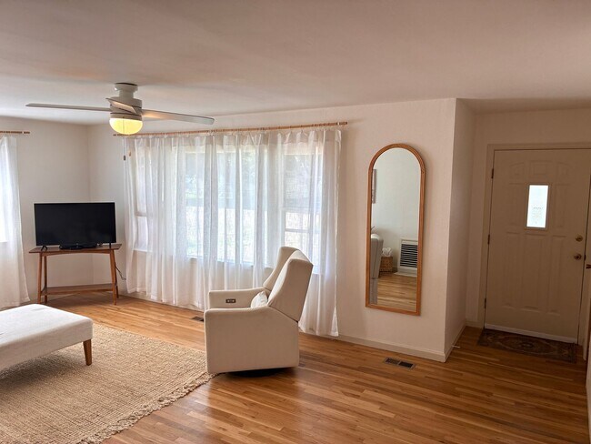 Foto del edificio - 2 Bedroom Home in Lincoln Park