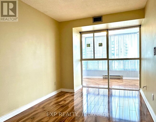 Photo du bâtiment - 4450-4450 Tucana Ct