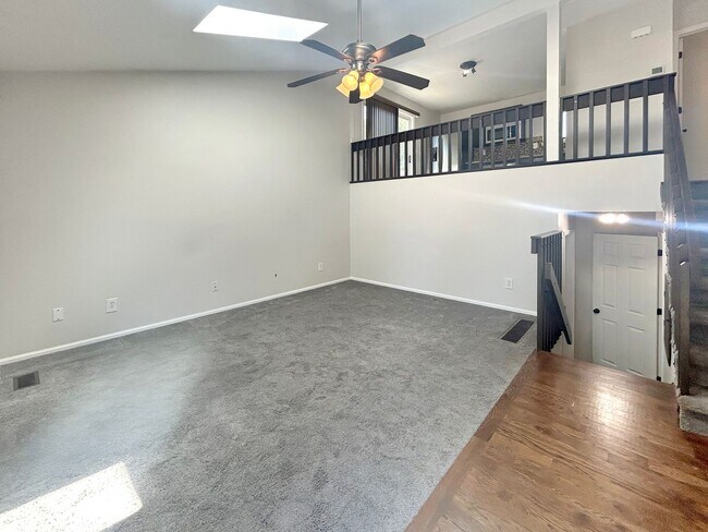 Foto del edificio - $0 DEPOSIT OPTION. DESIRABLE DAKOTA STATION SPLIT-LEVEL HOME WITH 3 BEDROOMS, 2 BATHS, AND SPACIO...