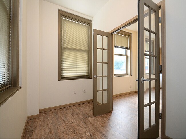 Foto del edificio - 405 W Broadway