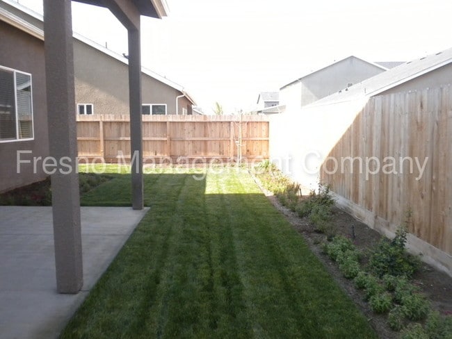 Building Photo - 6688 W Oak Ave