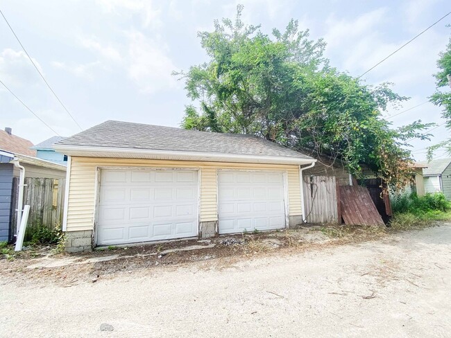 Building Photo - Beautifully remodeled three bedroom home i...