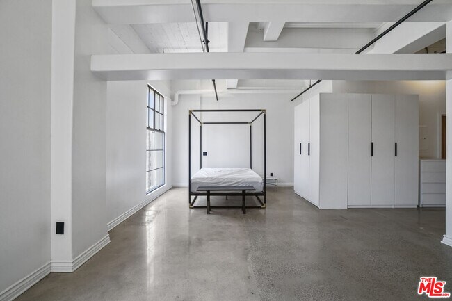 Foto del edificio - 312 W 5th St