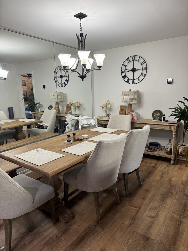 Dining Space - 6103 Essex House Sq