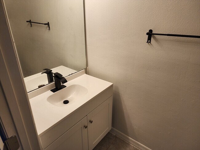 Foto del edificio - 3001 S Pines Dr