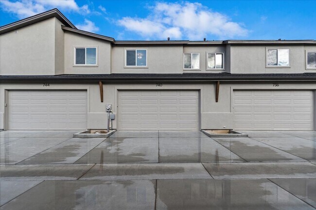 Building Photo - Brand New 3 Bed 2.5 Bath Townhouse With Many Amenities