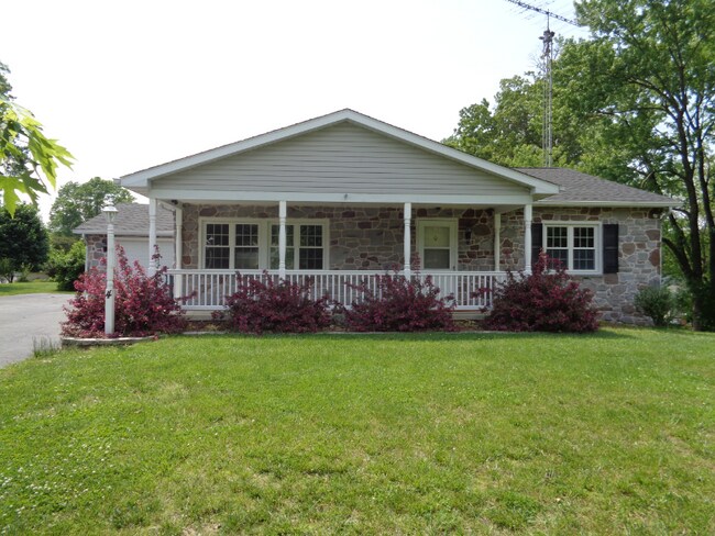 Building Photo - 4 Oak Ln