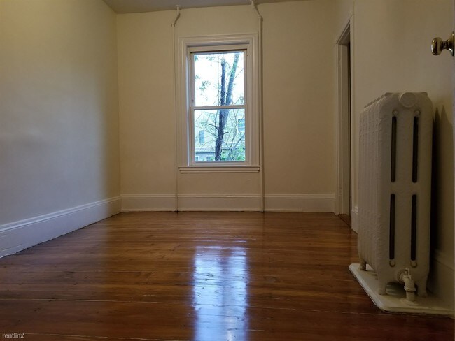 Building Photo - 3 br, 1 bath  - 27 Buttonwood St