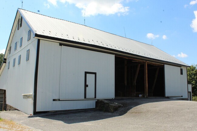 Foto del edificio - Single Family Farm Home