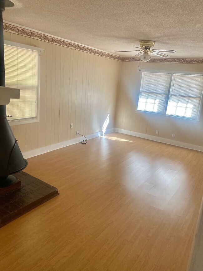Building Photo - 214 Meadowbrook Dr