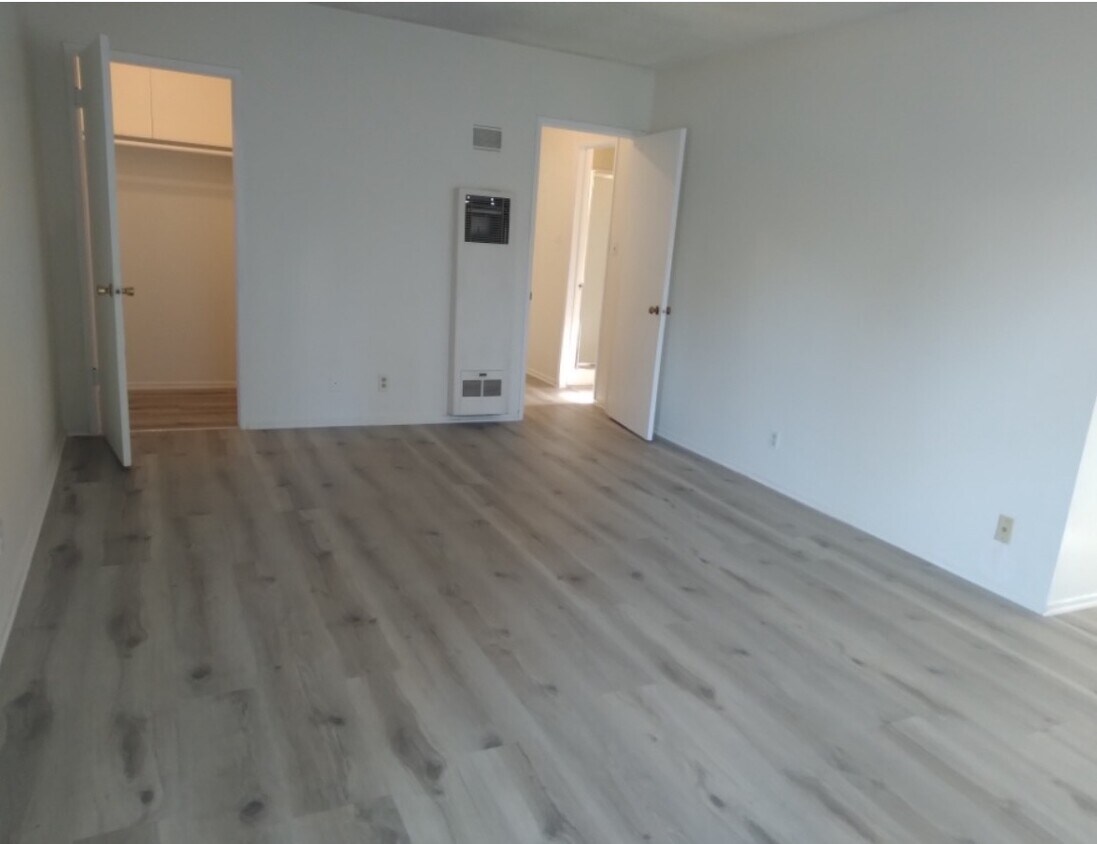 Primary Photo - 15445 Moorpark St