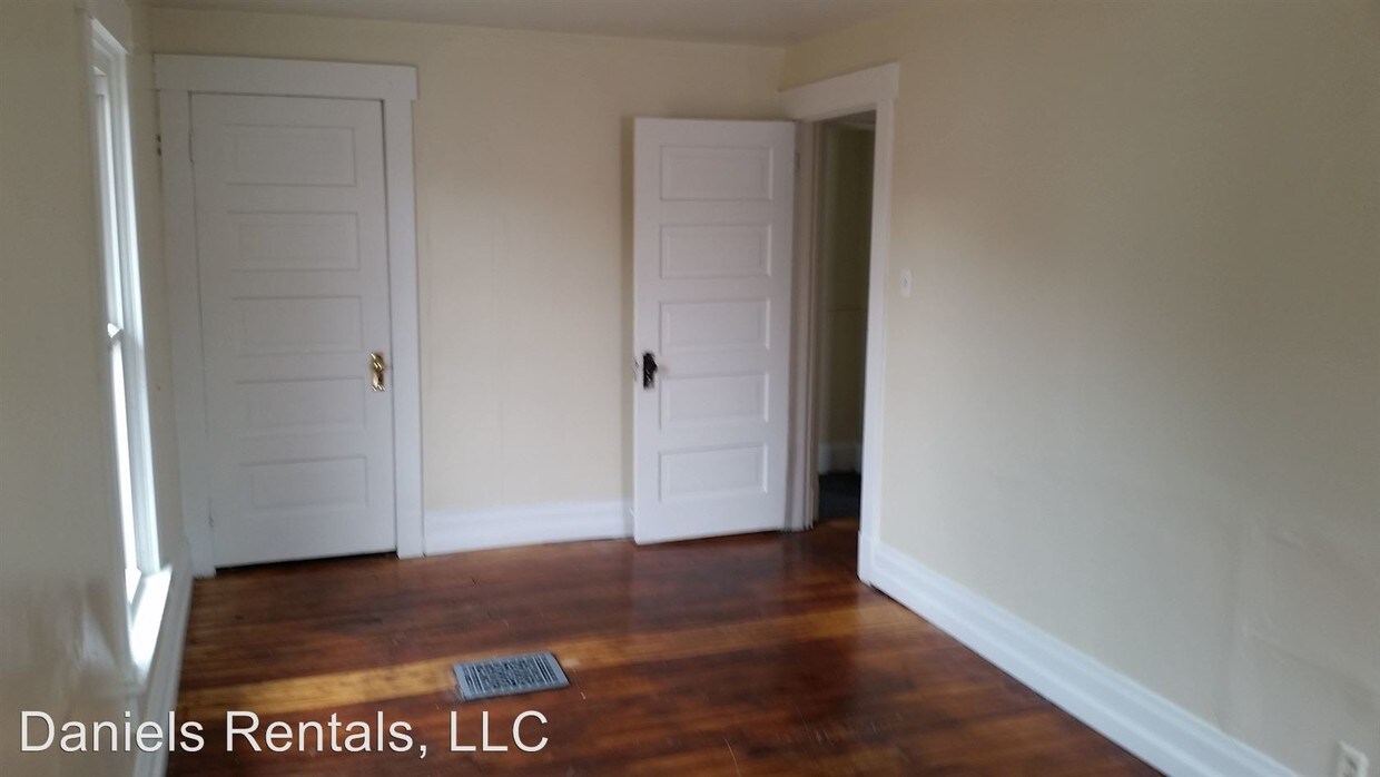 Primary Photo - 1310 Girard Ave