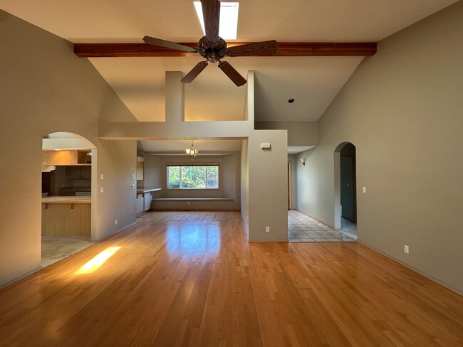 Building Photo - Bandon-Available Now