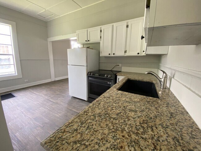 Foto del edificio - 1 Bedroom, 1 Bathroom- House in South Rome