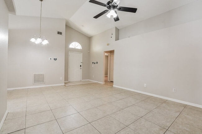 Building Photo - 1319 Acorn Cir