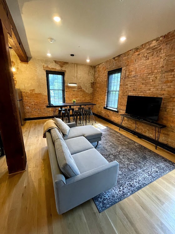 Primary Photo - 160 Dunlop St