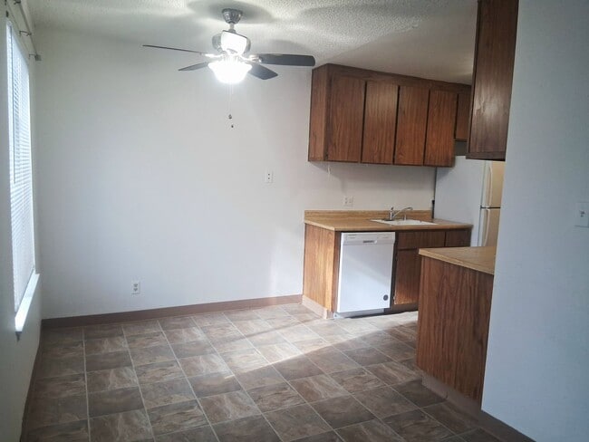 Building Photo - Downstairs Condo, Close to Downtown