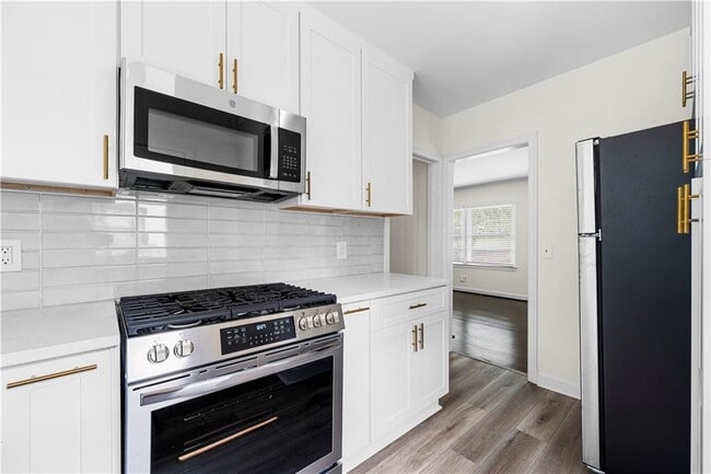 Building Photo - 990 Lindridge Dr NE
