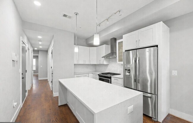 Foto del edificio - Modern Features Columbia Heights Neighborhood 2 Bedroom 2 Bath Condo with Balcony Pet Friendly