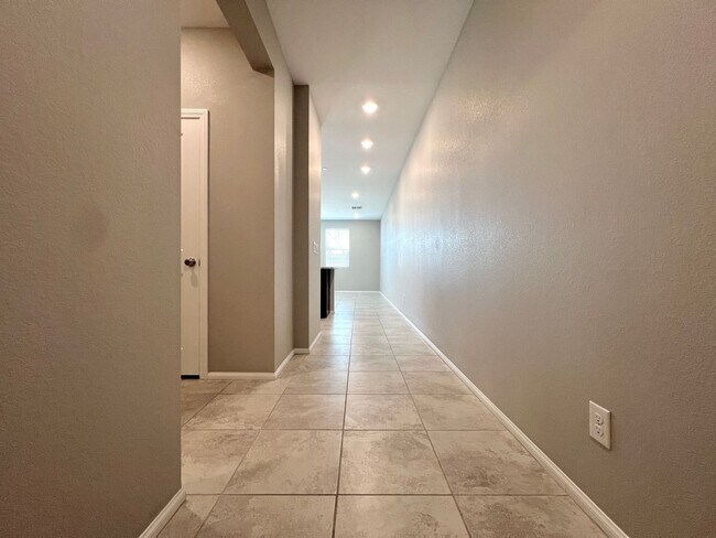 Foto del edificio - Modern 2-Bedroom Townhome Near Allegiant S...