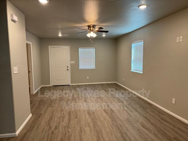 Foto del edificio - 112 W Wilson St