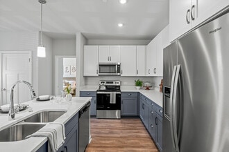 Building Photo - Seasons at Hoffman Estates