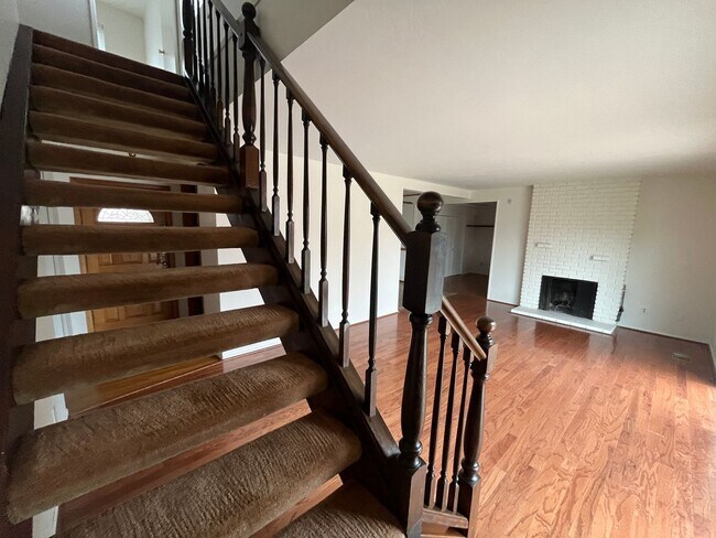 Building Photo - Two-Story 5-Bedroom House Available in Red...