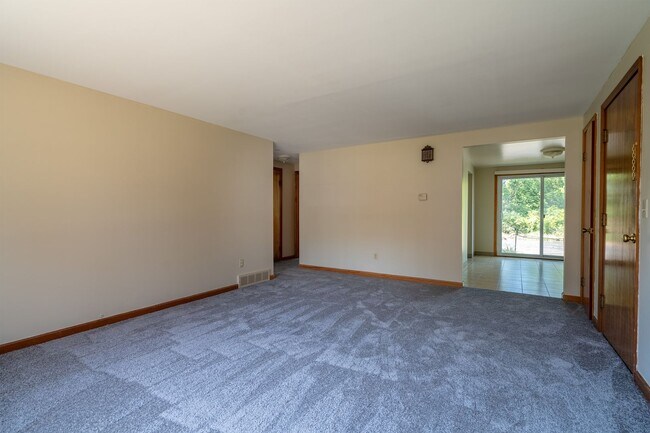 Building Photo - 44 Oakridge Dr