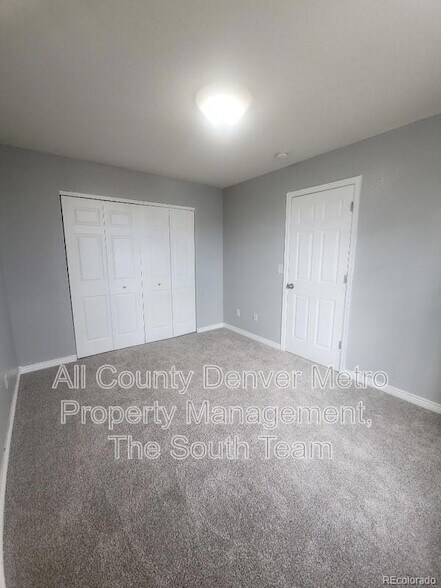 Foto del edificio - 4365 W Kenyon Ave