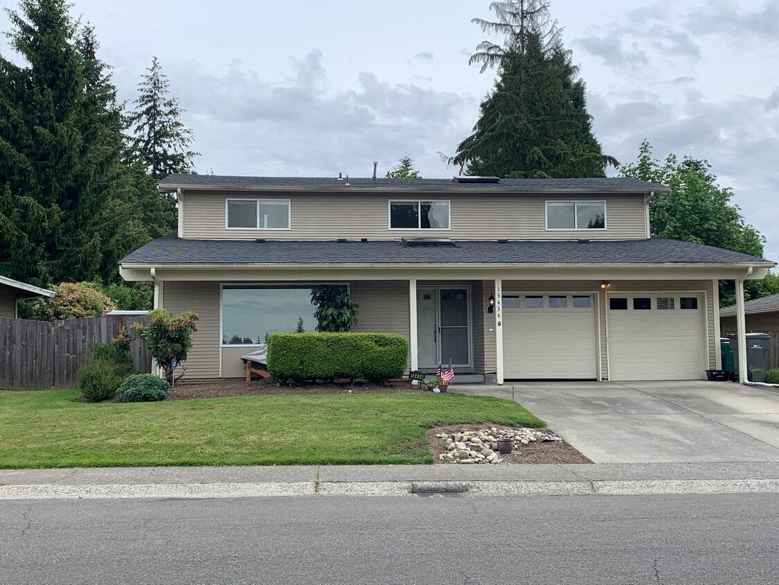 Highly Desirable Kingsgate 5 bedroom, 2.5 House Rental in