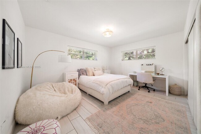 Building Photo - 341 Island Dr