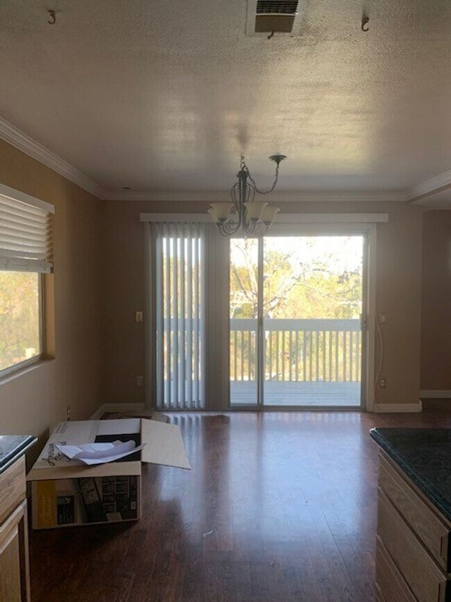 Building Photo - Charming 2bd/2.5 bath!  1 car attached gar...