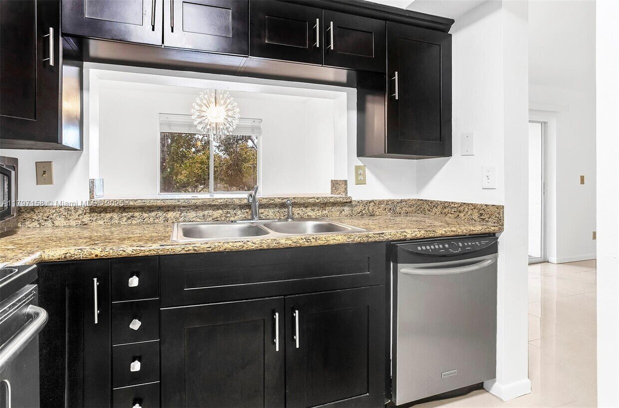 Foto principal - 735 NW 92nd Ave
