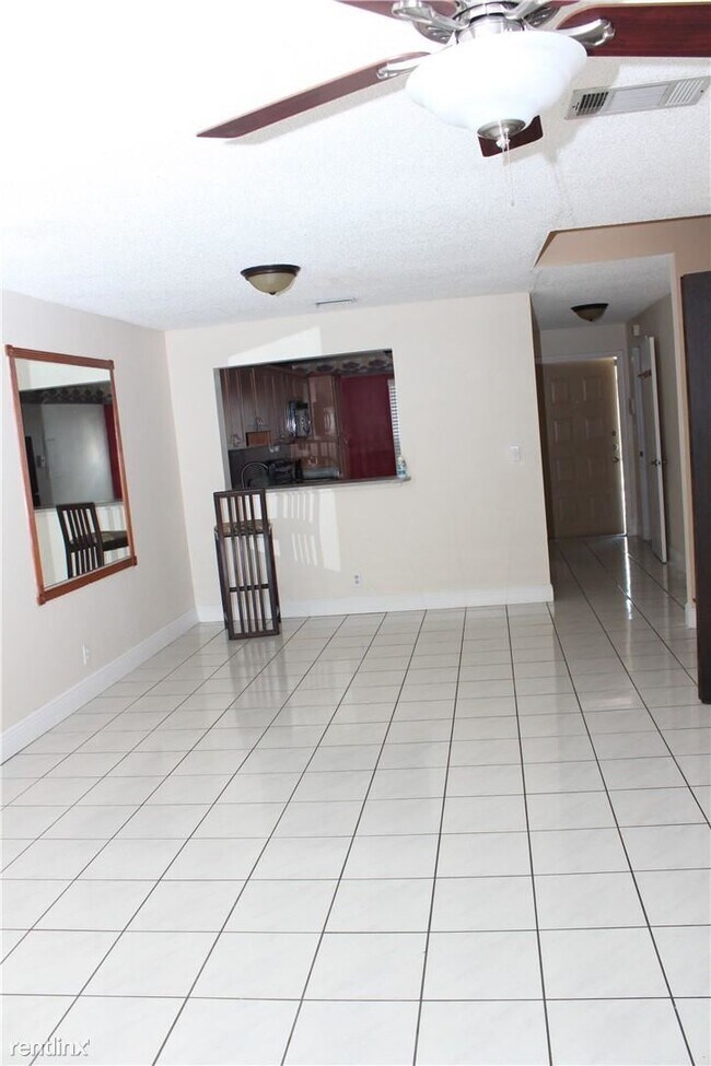 Foto del edificio - 3 br, 2.5 bath Townhome - 1600 NW 93rd Ave