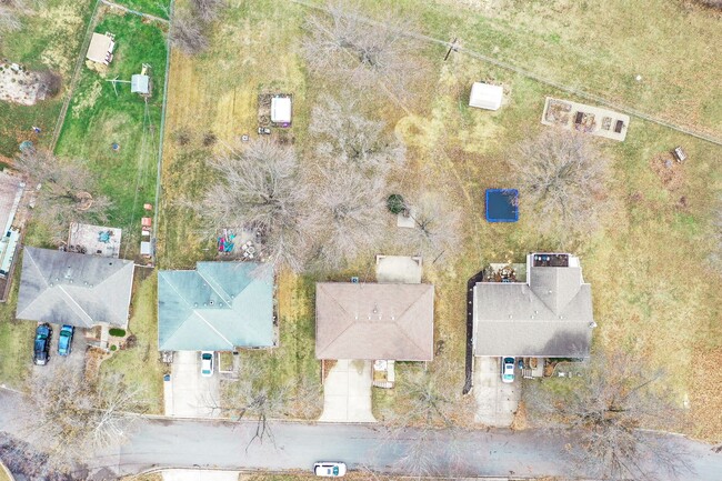 Building Photo - Large single-family home