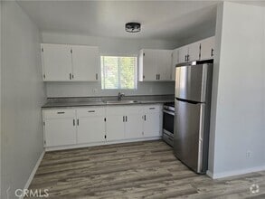 Building Photo - 765 Iris Dr