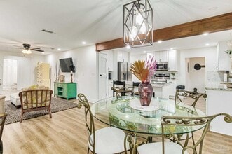 Building Photo - 814 W Gonzalez St