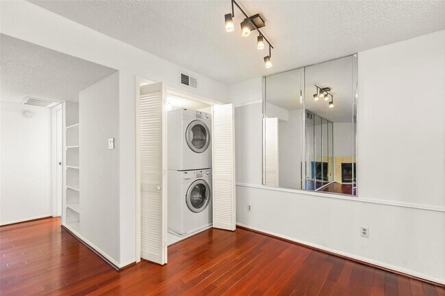 Foto del edificio - 12550 Whittington Dr