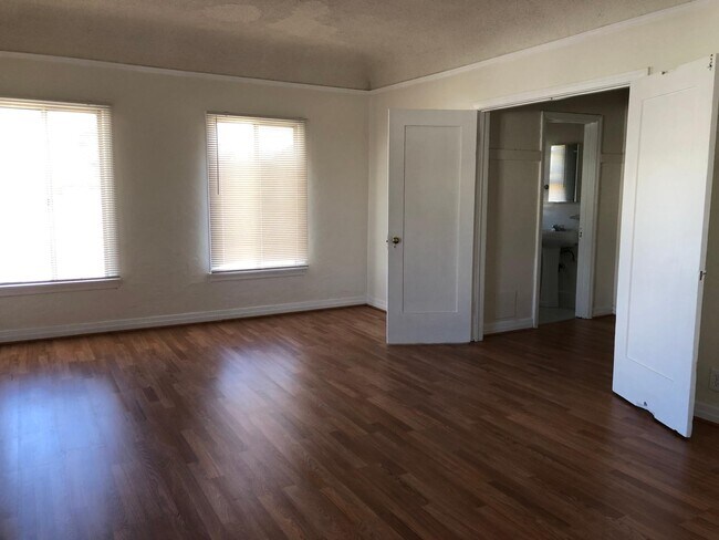 Building Photo - 1522 N Mariposa Ave