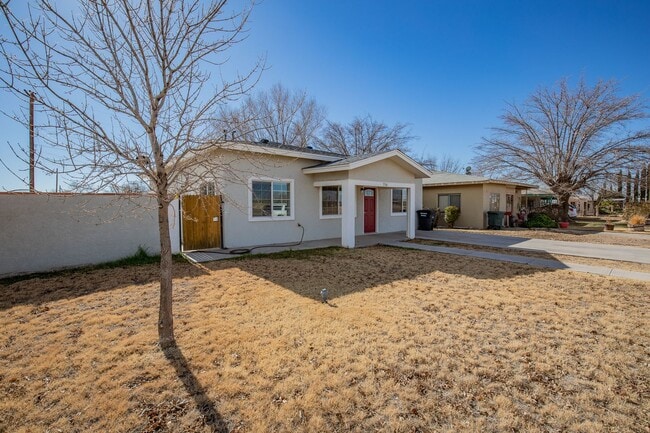 Building Photo - Charming 3 bedroom, 2 bath